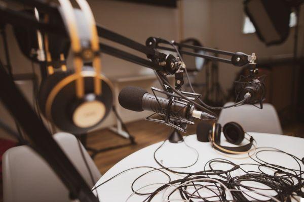 Crie um podcast: microfone, fones de ouvido, software ... tudo que você precisa para começar