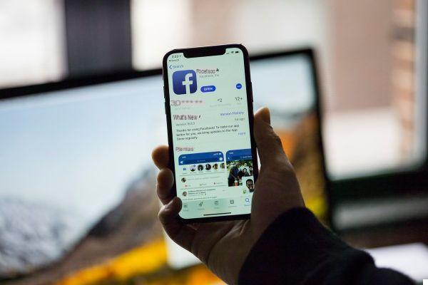 Facebook activa la cámara y el micrófono del iPhone todo el tiempo sin notificar a los usuarios