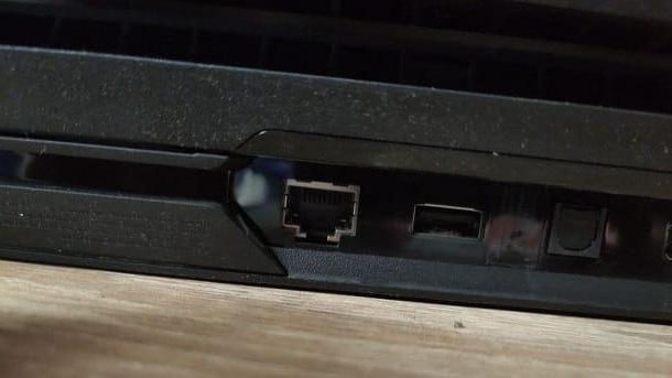 Como conectar o cabo LAN ao PS4