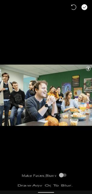 Cómo desenfocar fácilmente las caras en una foto de multitud en una computadora y un teléfono inteligente