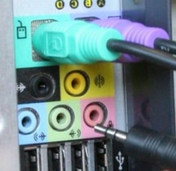 How to connect the speakers to the PC