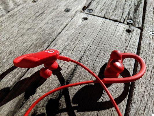 Quais são os melhores fones de ouvido sem fio para esportes ou natação?
